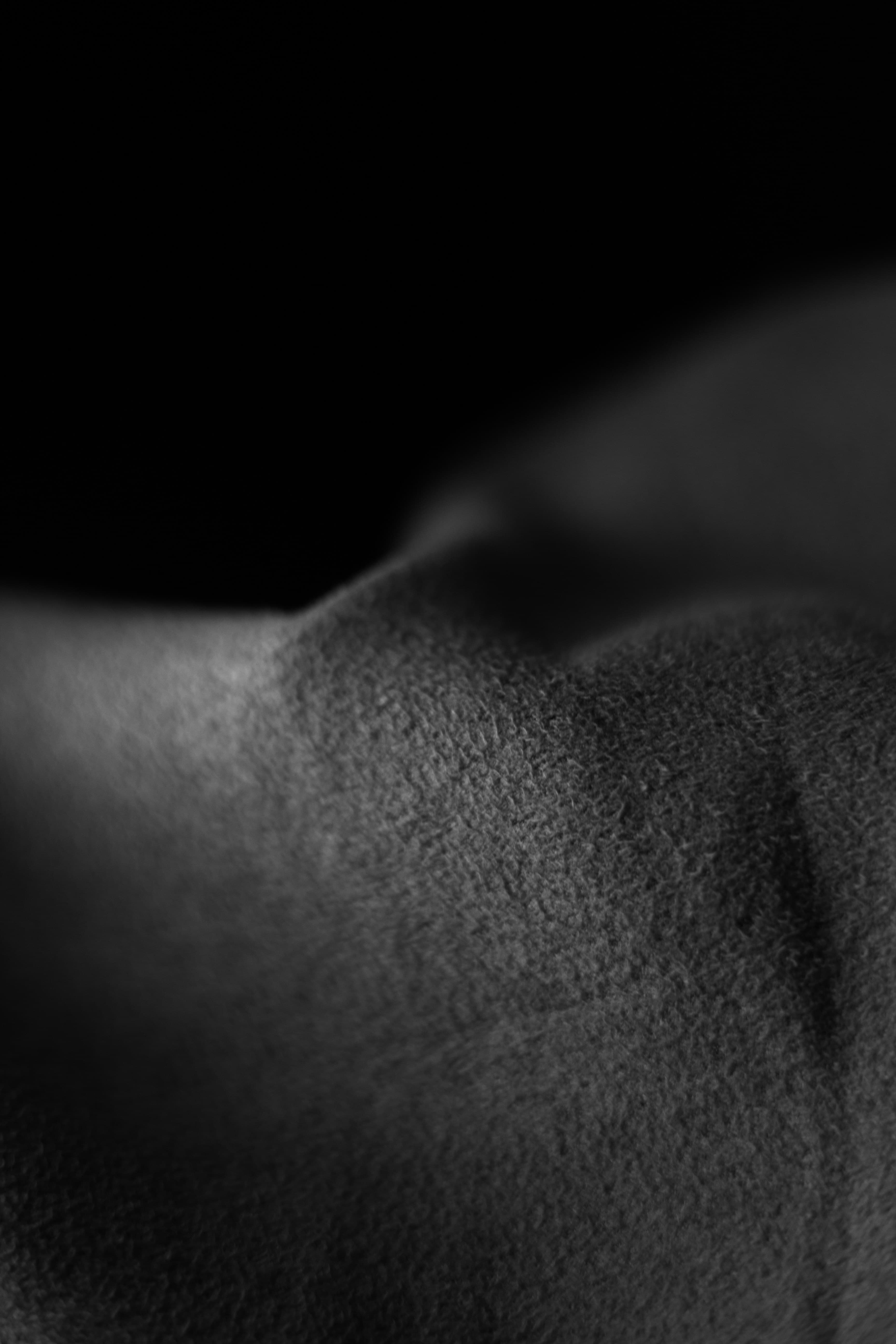 Estudio cercano, en penumbra, de una espalda desnuda