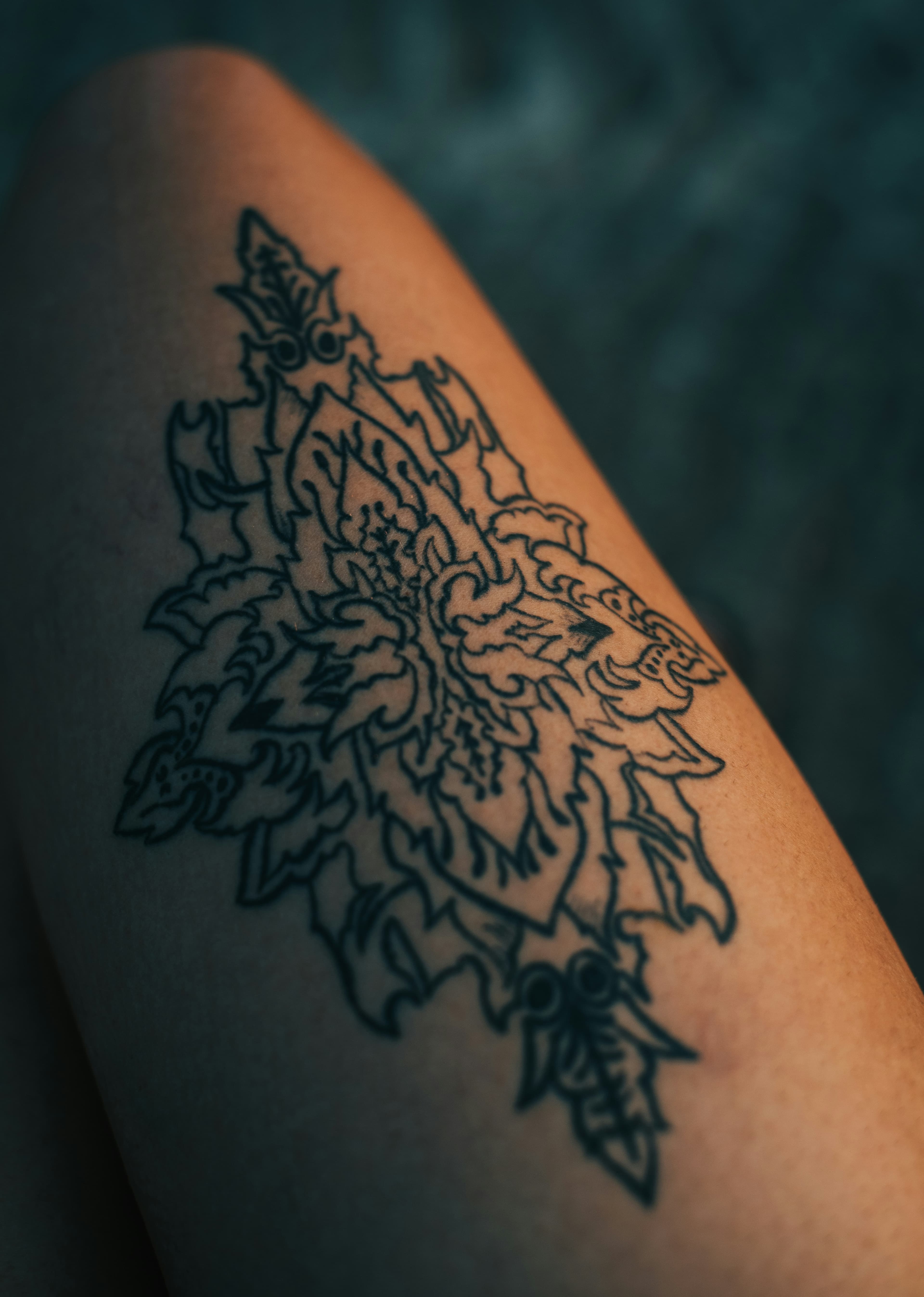 Gran pieza floral de fine line en el muslo