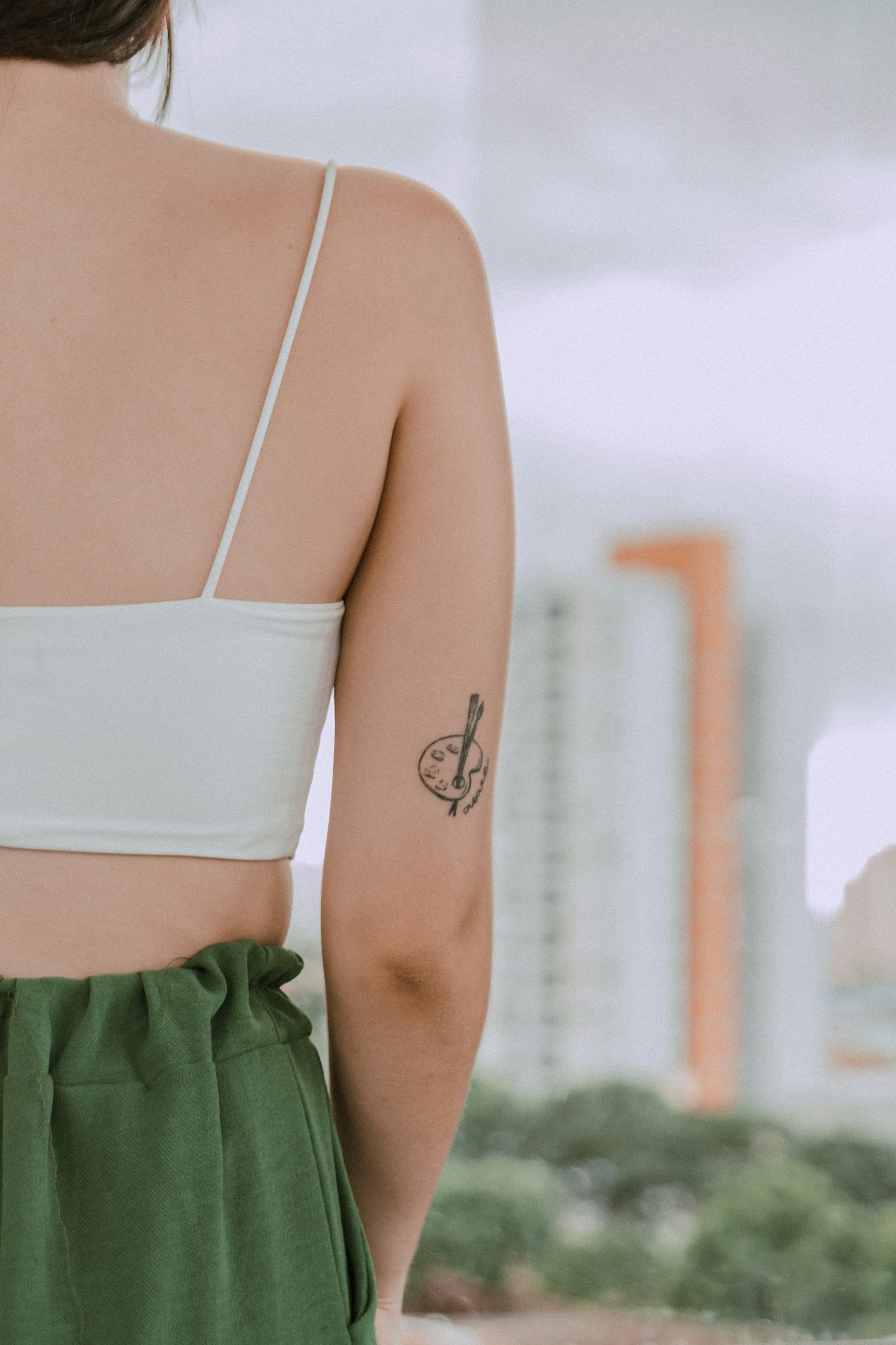 Tatuaje minimalista de fine line en el hombro