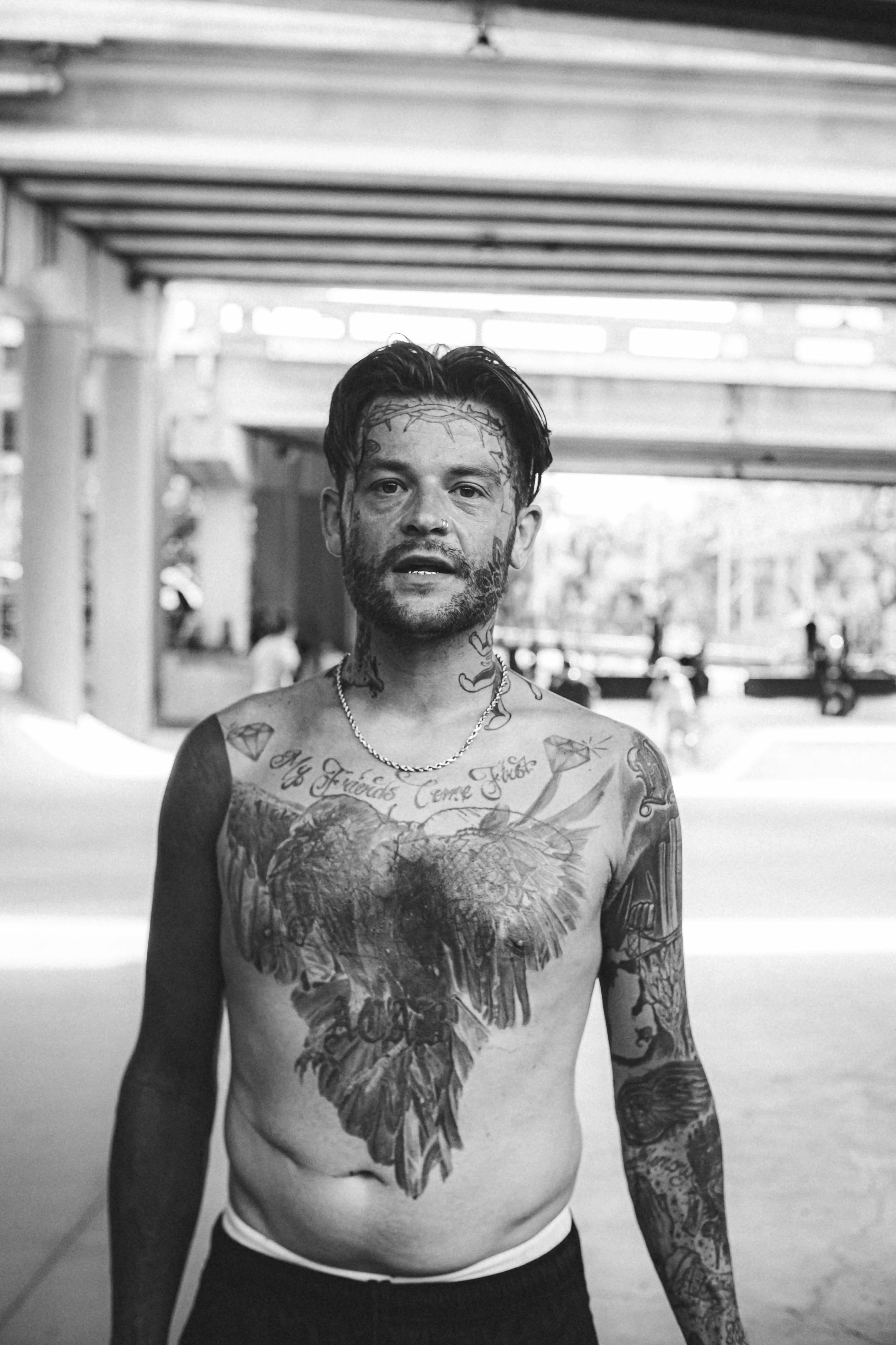 Pieza de realismo en blanco y negro en pecho y cuello