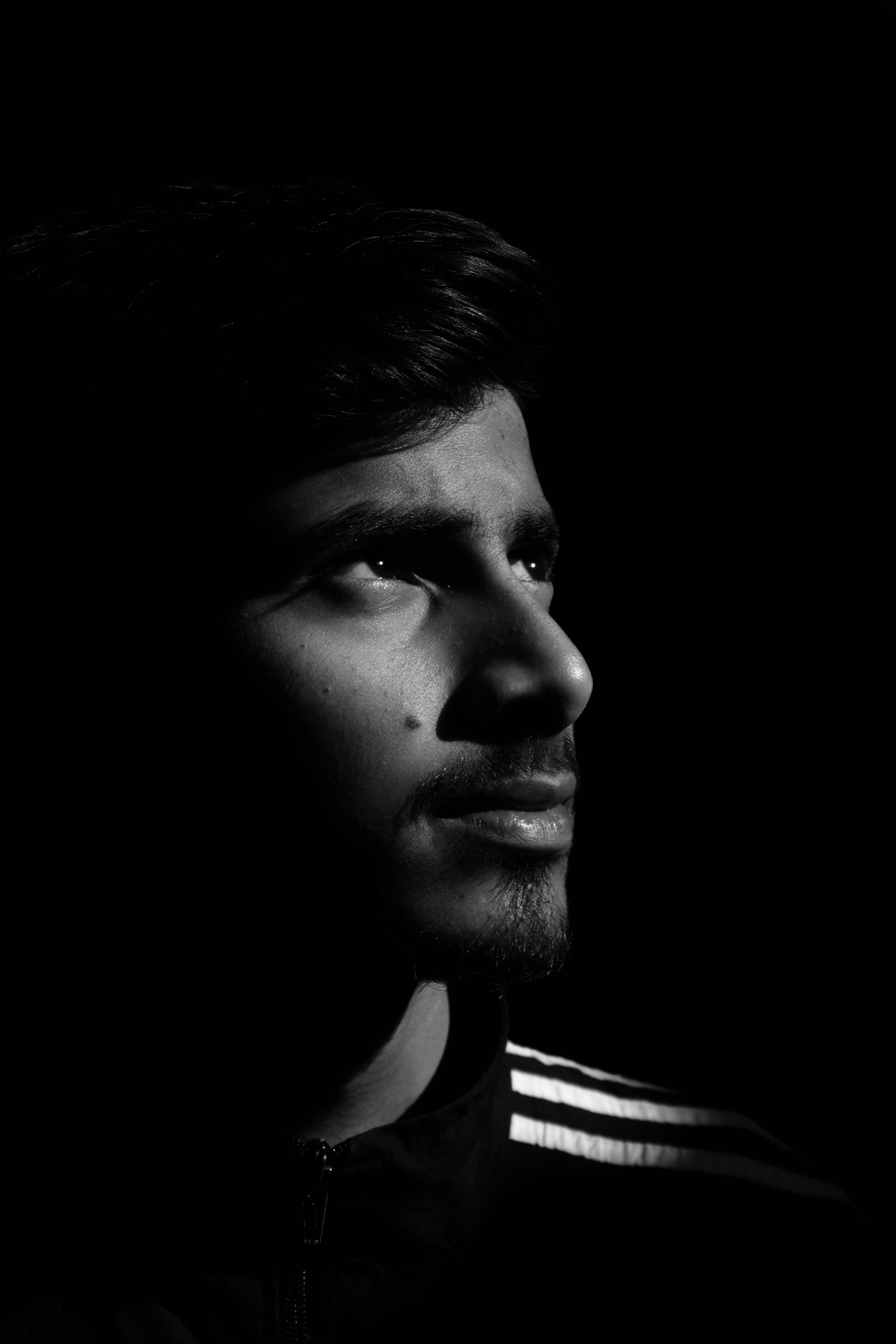 Retrato de Marc, perfil en penumbra iluminado desde un lado
