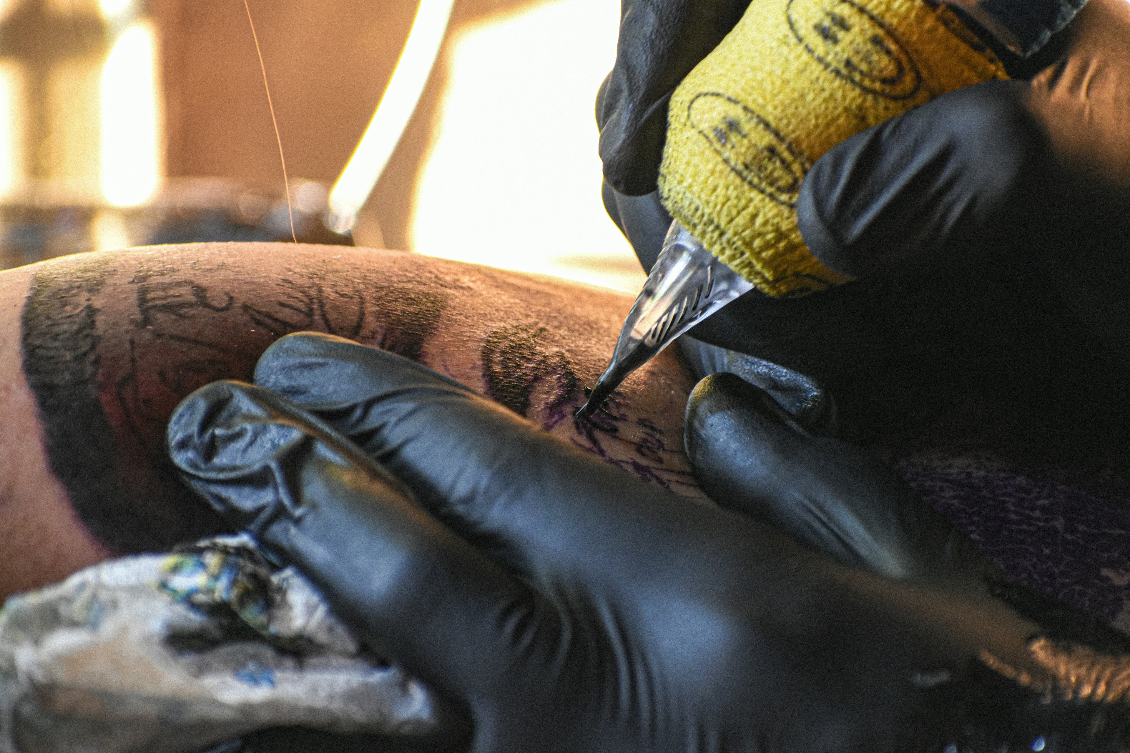 Tatuaje a color en la pierna, recién hecho