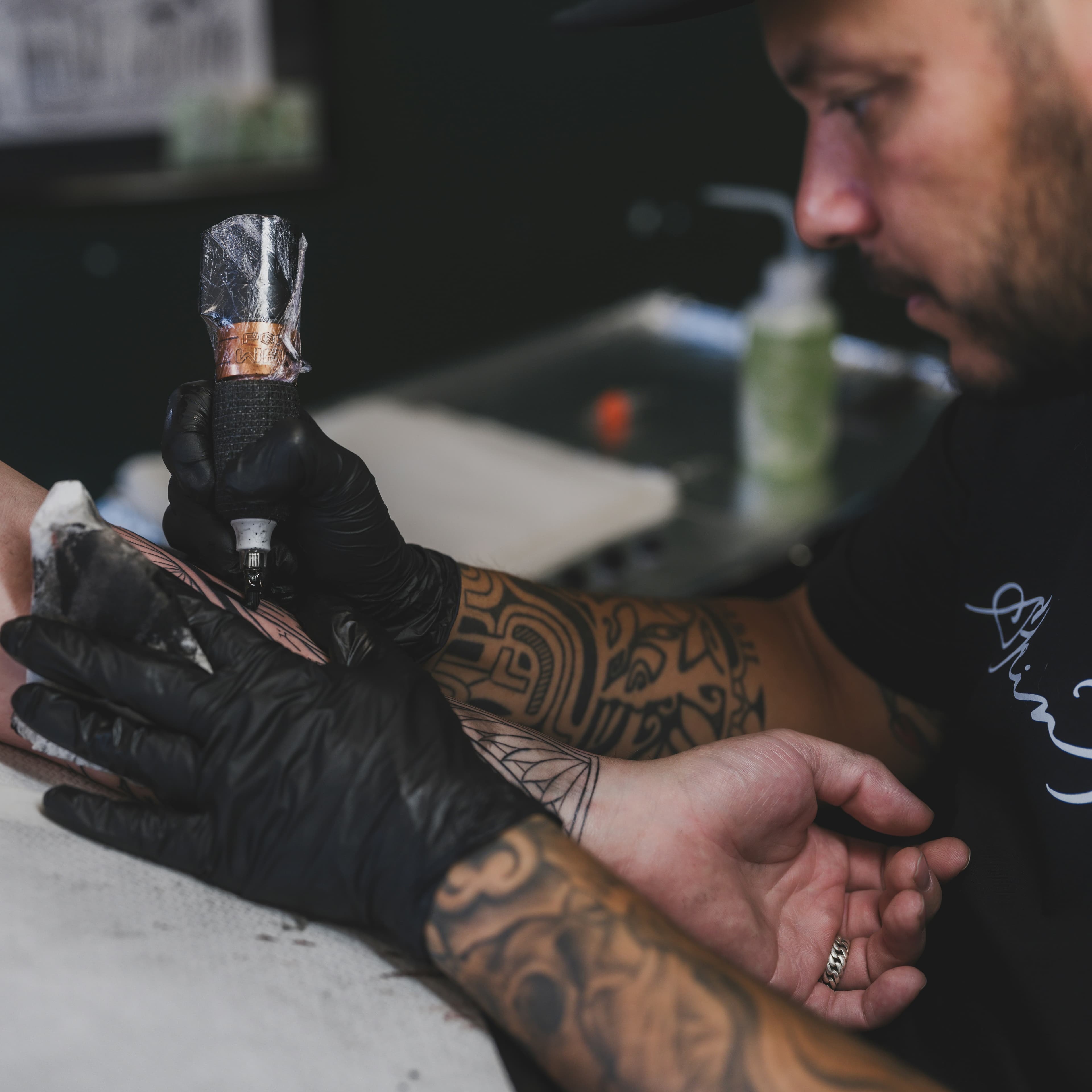 Primer plano de tatuaje realista, foto de proceso