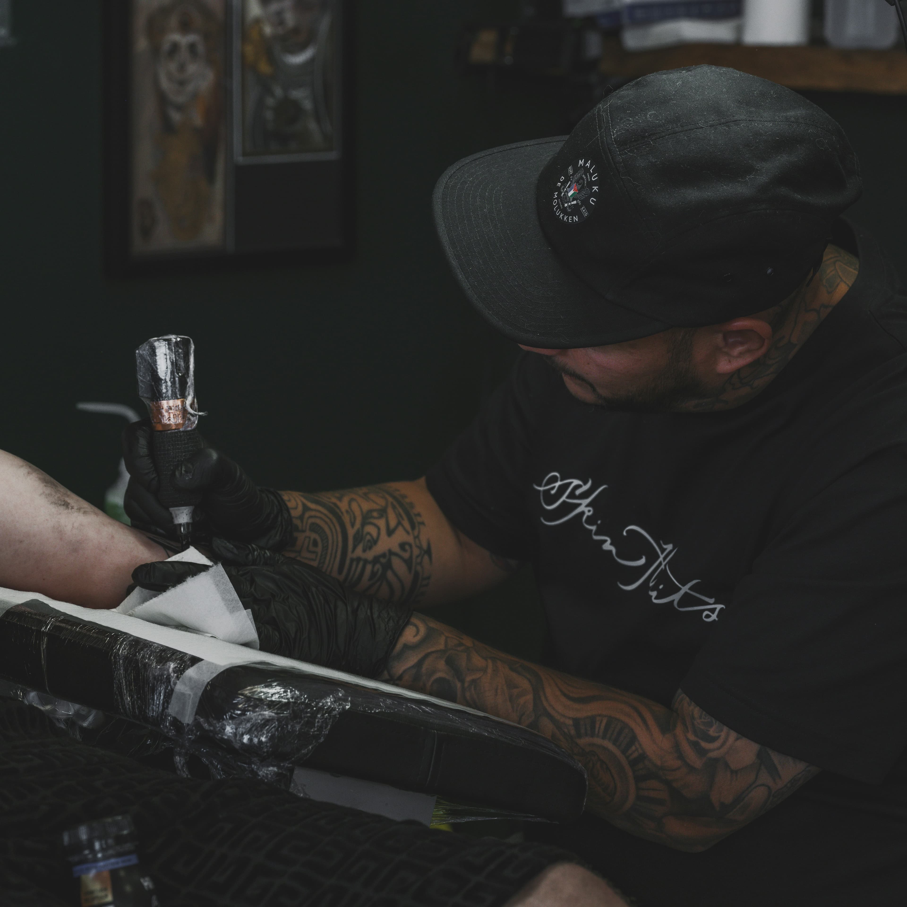 Primer plano de tatuaje fine line, foto de proceso