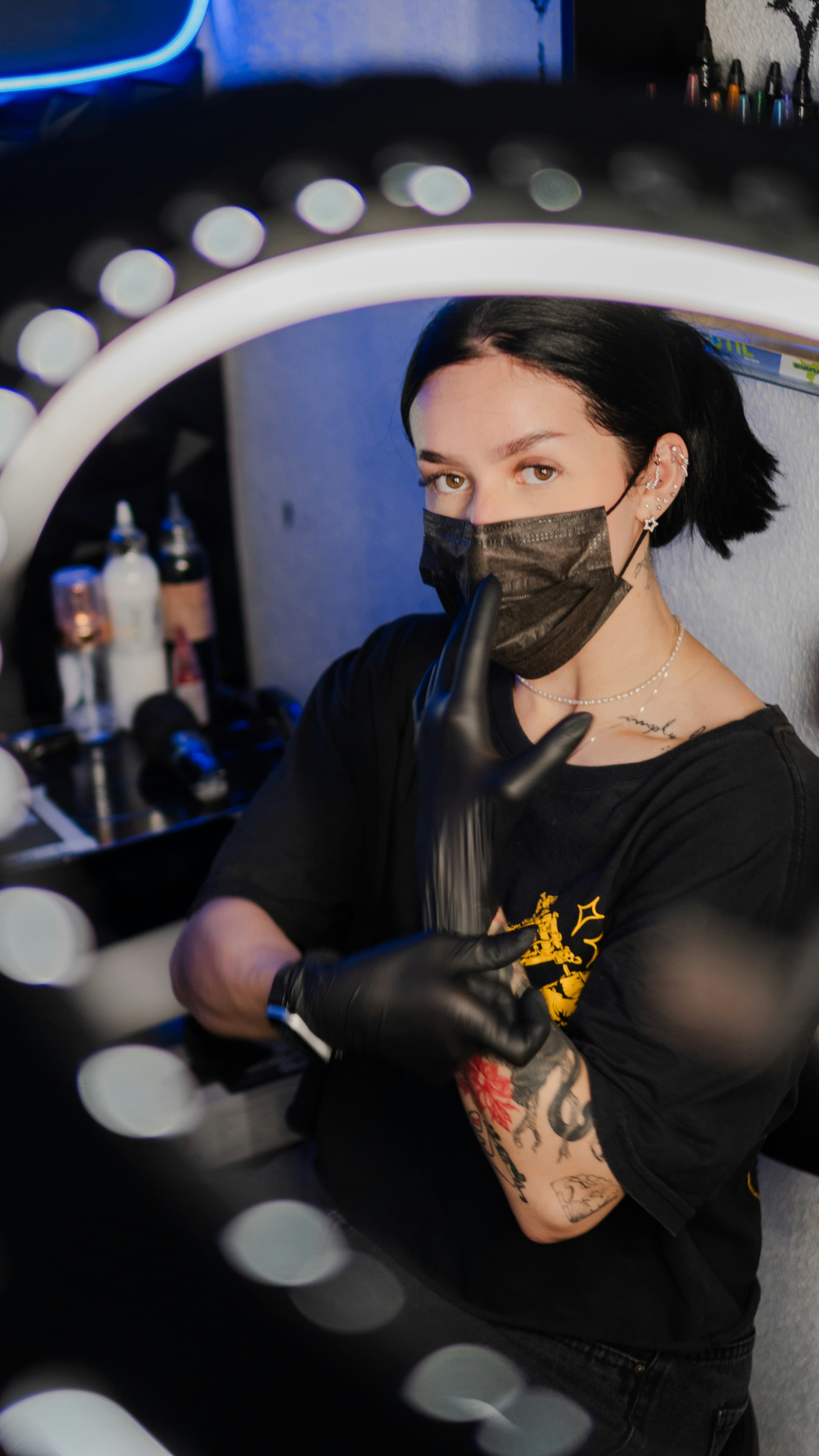 Artista con mascarilla y guantes, a mitad de sesión
