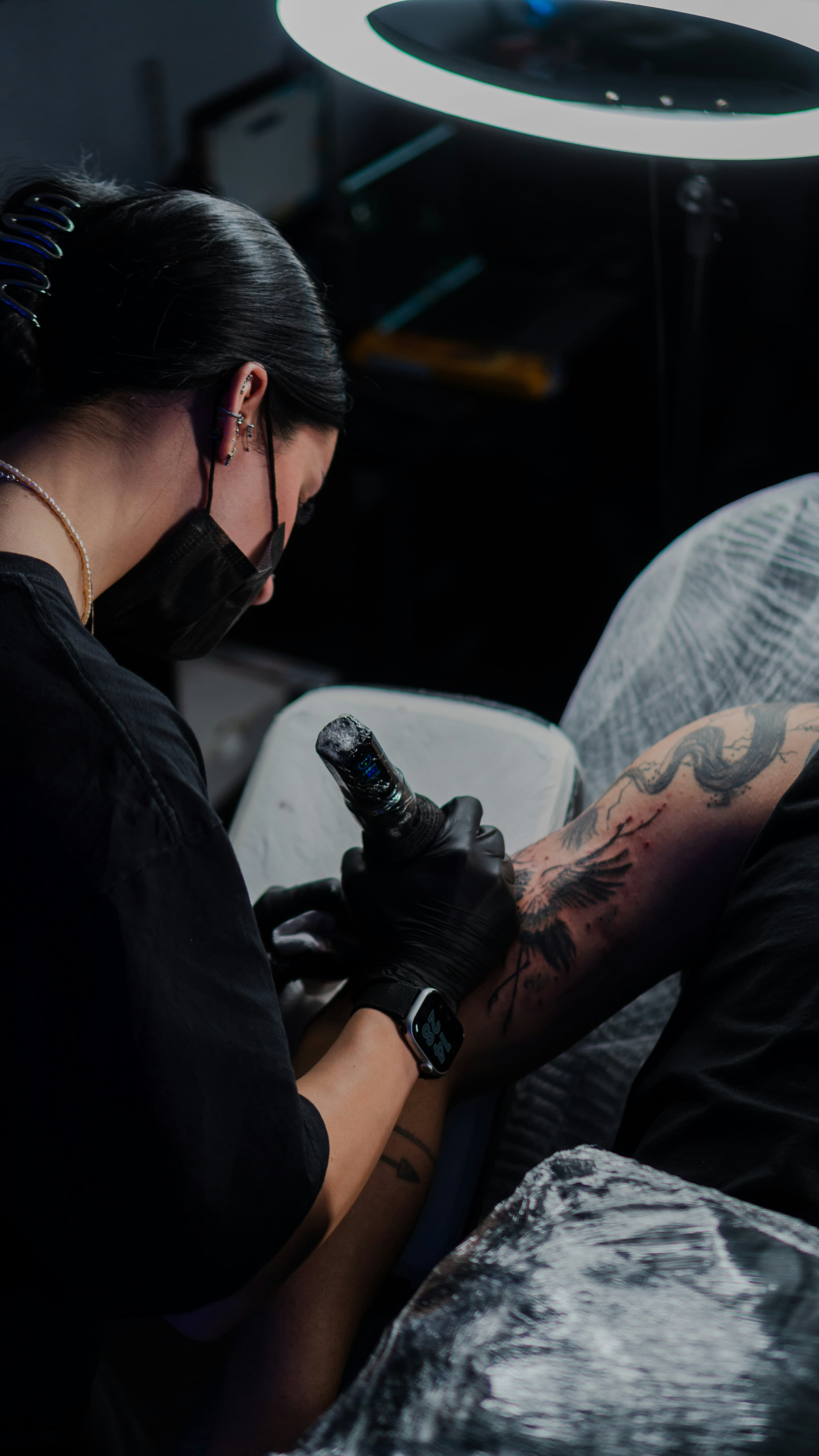 Tatuaje blackwork recién hecho, foto de proceso